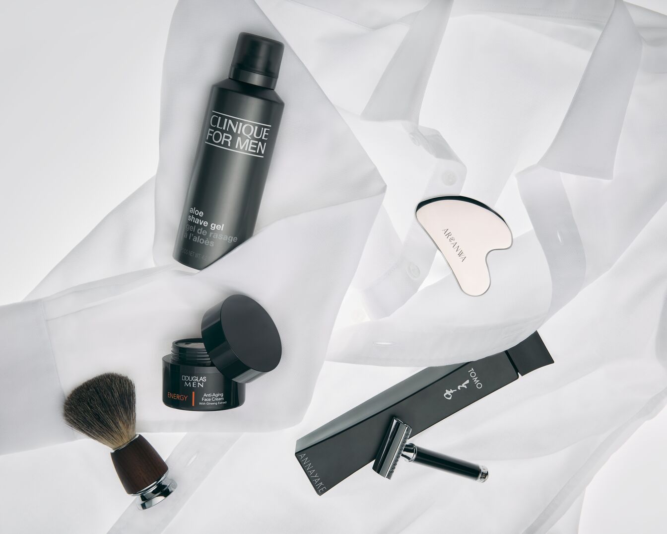 Entdecke eine Auswahl an Herrenpflegeprodukten, darunter Clinique Aloe Rasiergel, Douglas Men Energy Anti-Aging Creme, Argania Gua Sha, Tomo Rasierer und Annayake.