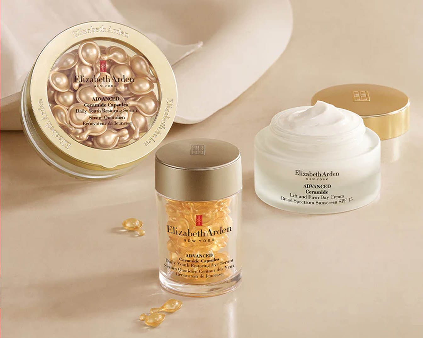 Elegancki zestaw kosmetyków Elizabeth Arden z kapsułkami Ceramide, serum do twarzy i kremem na dzień, zapewniający kompleksową pielęgnację i ochronę skóry.