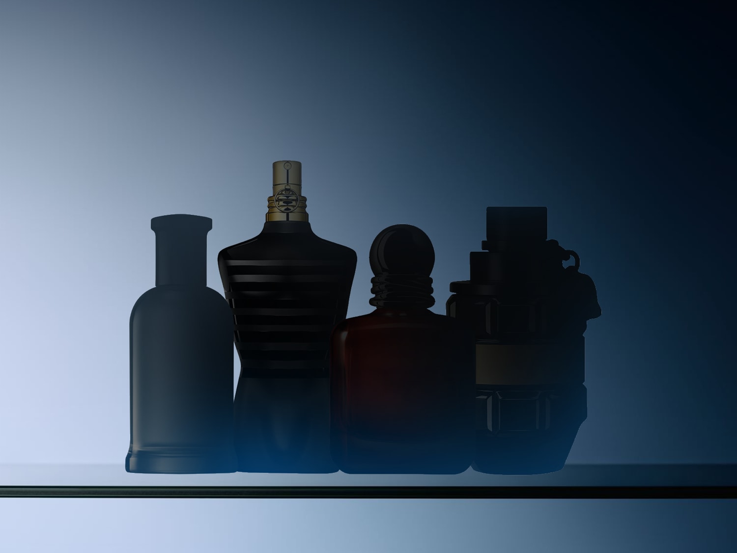 Vier silhouetten van parfumflessen staan op een glazen plank tegen een blauwe achtergrond, elk met een unieke vorm en uitstraling.