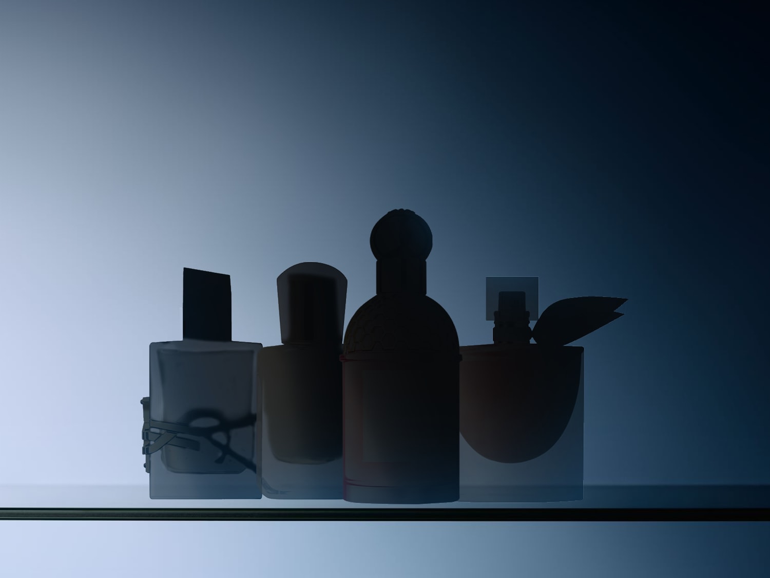 Silhouetten van diverse parfumflessen staan op een glazen plank tegen een blauwe achtergrond.