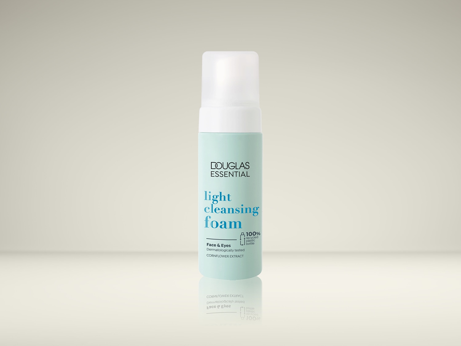 Douglas Essential Light Cleansing Foam in een lichtblauwe fles met witte details, geschikt voor gezicht en ogen, dermatologisch getest en met korenbloemextract.