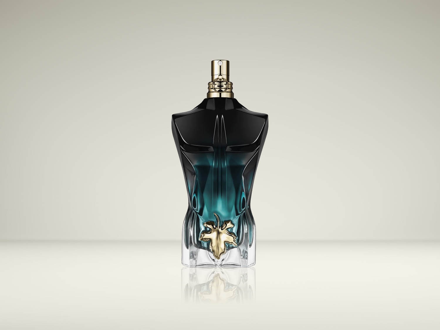 De Jean Paul Gaultier Le Male Le Parfum is een elegante geur in een mannelijke flacon, die de kracht en het charisma van een leider belichaamt.