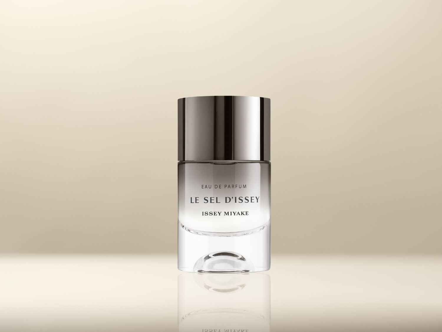 Een heldere glazen flacon van Le Sel d'Issey Eau de Parfum van Issey Miyake met een zilveren dop.