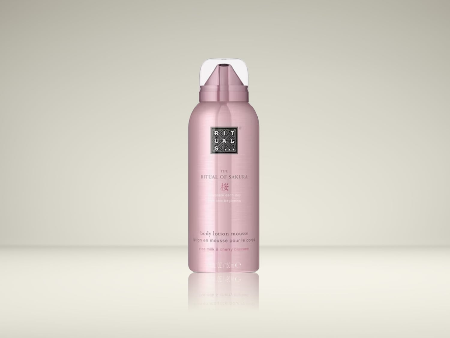 Voici le mousse lotion pour le corps Ritual of Sakura dans un flacon rose métallique, infusé de lait de riz et de fleur de cerisier pour célébrer chaque jour comme un nouveau départ.
