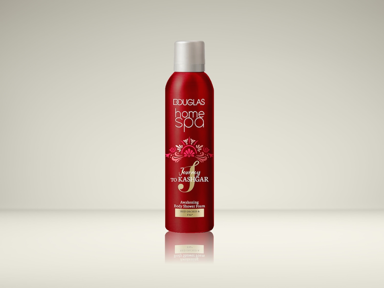 Découvrez la mousse de douche corporelle éveillant DOUGLAS Home Spa Journey To Kashgar, infusée d'orchidée rouge et de figue, dans un flacon rouge élégant avec un bouchon argenté.
