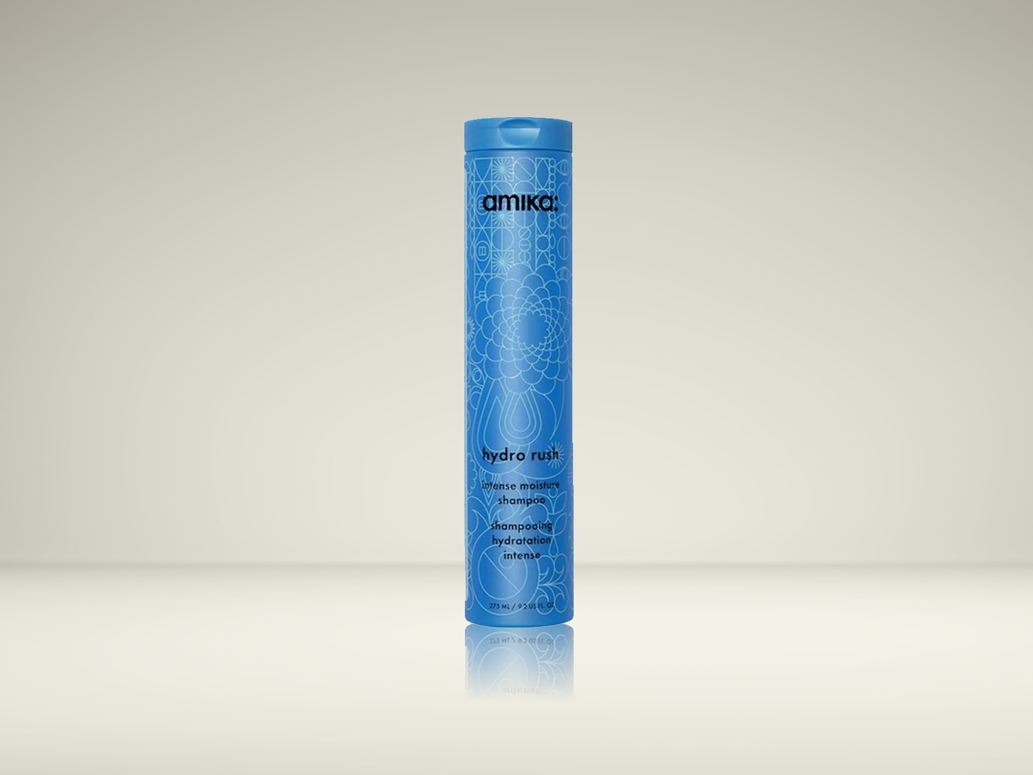 Voici le shampooing hydratant intense Hydro Rush d'Amika, présenté dans un flacon bleu orné de motifs floraux.
