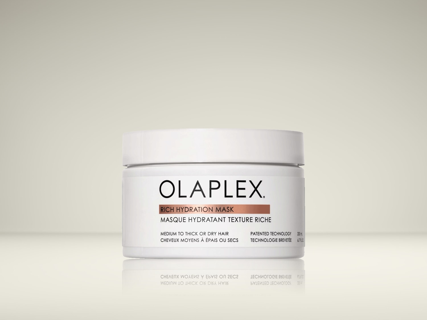 Le masque hydratant riche Olaplex, dans un pot blanc, est conçu pour les cheveux moyens à épais ou secs, offrant une technologie brevetée pour une texture riche et une hydratation intense.