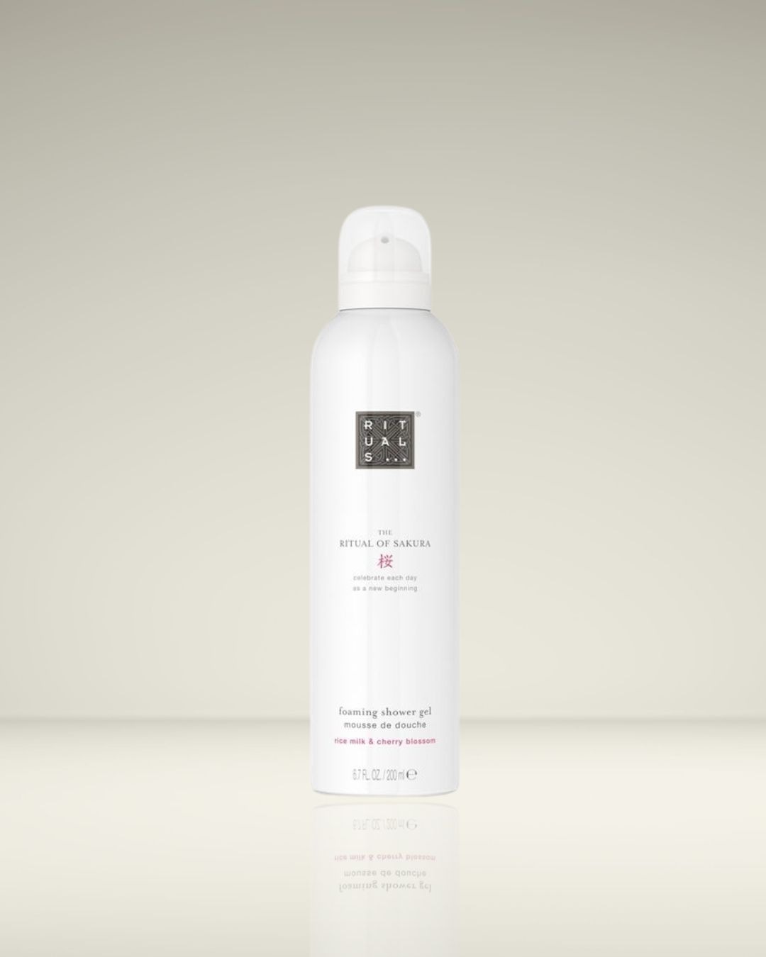 Witte fles Rituelen Sakura schuimende douchegel met de tekst 'Vier elke dag als een nieuw begin' met rijstmelk en kersenbloesem.
