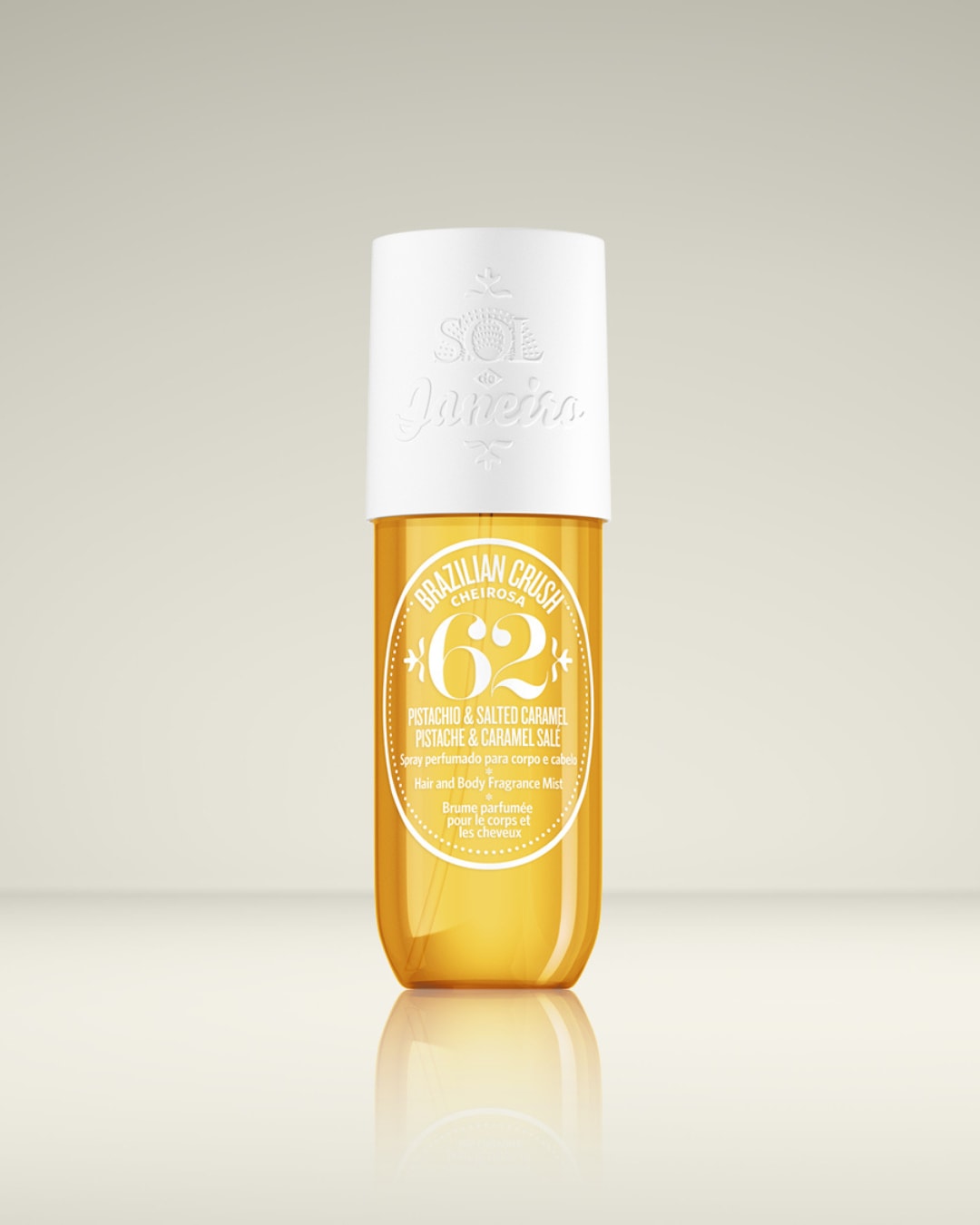 De Sol de Janeiro Brazilian Crush Cheirosa 62 Hair and Body Fragrance Mist in een transparante oranje fles met witte dop, verrijkt met de geur van pistache en gezouten karamel, is een verfrissende spray voor haar en lichaam.