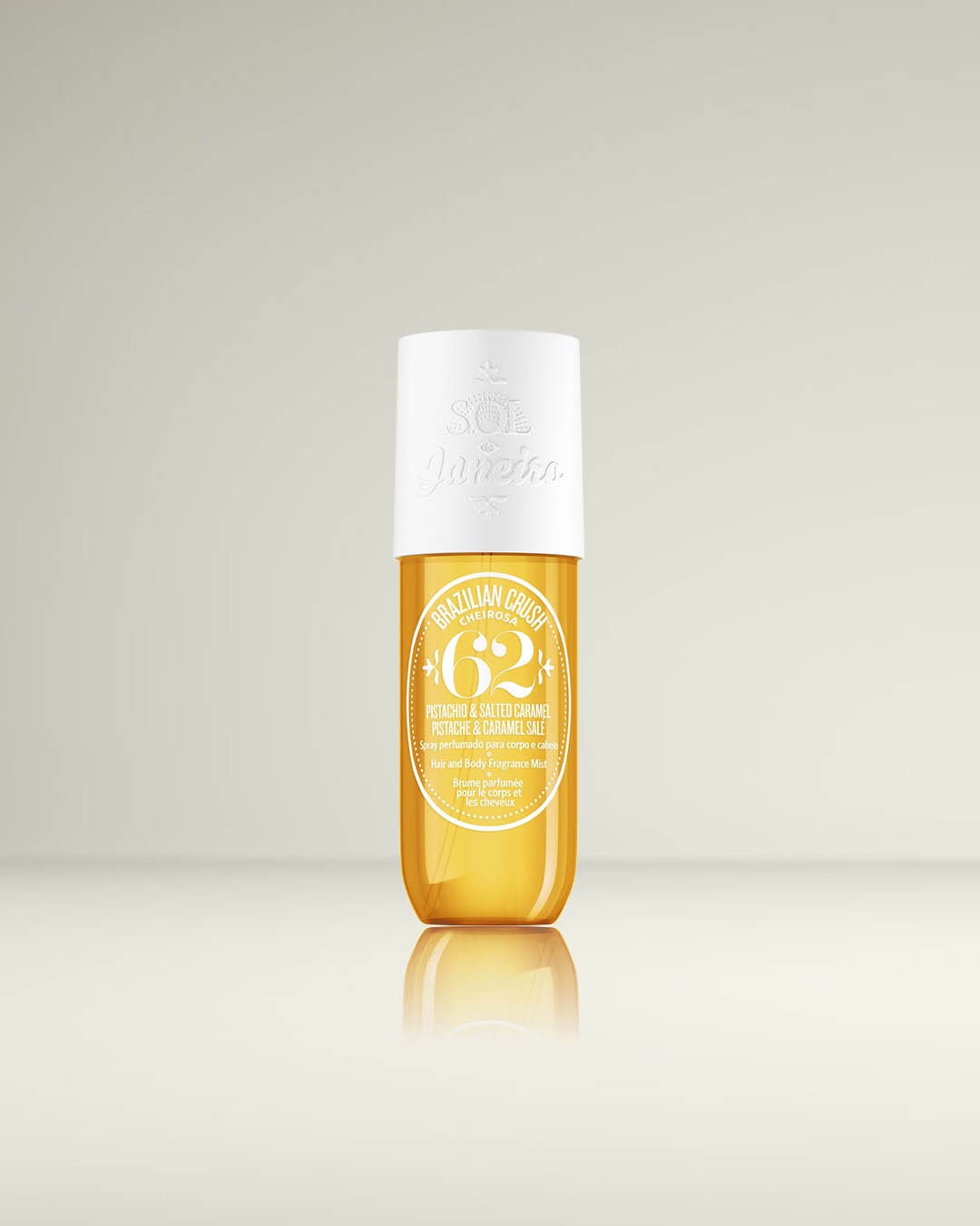 Brazilian Crush Cheirosa '62' body mist in een doorzichtige fles met een witte dop, met de tekst 'Pistache & Salted Caramel'.