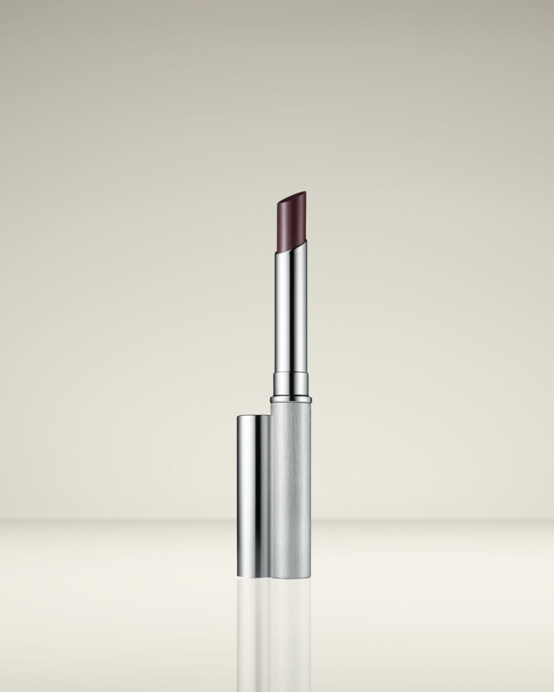 Een zilveren lippenstift met een donkerpaarse kleur, klaar om je lippen te accentueren met een vleugje elegantie.