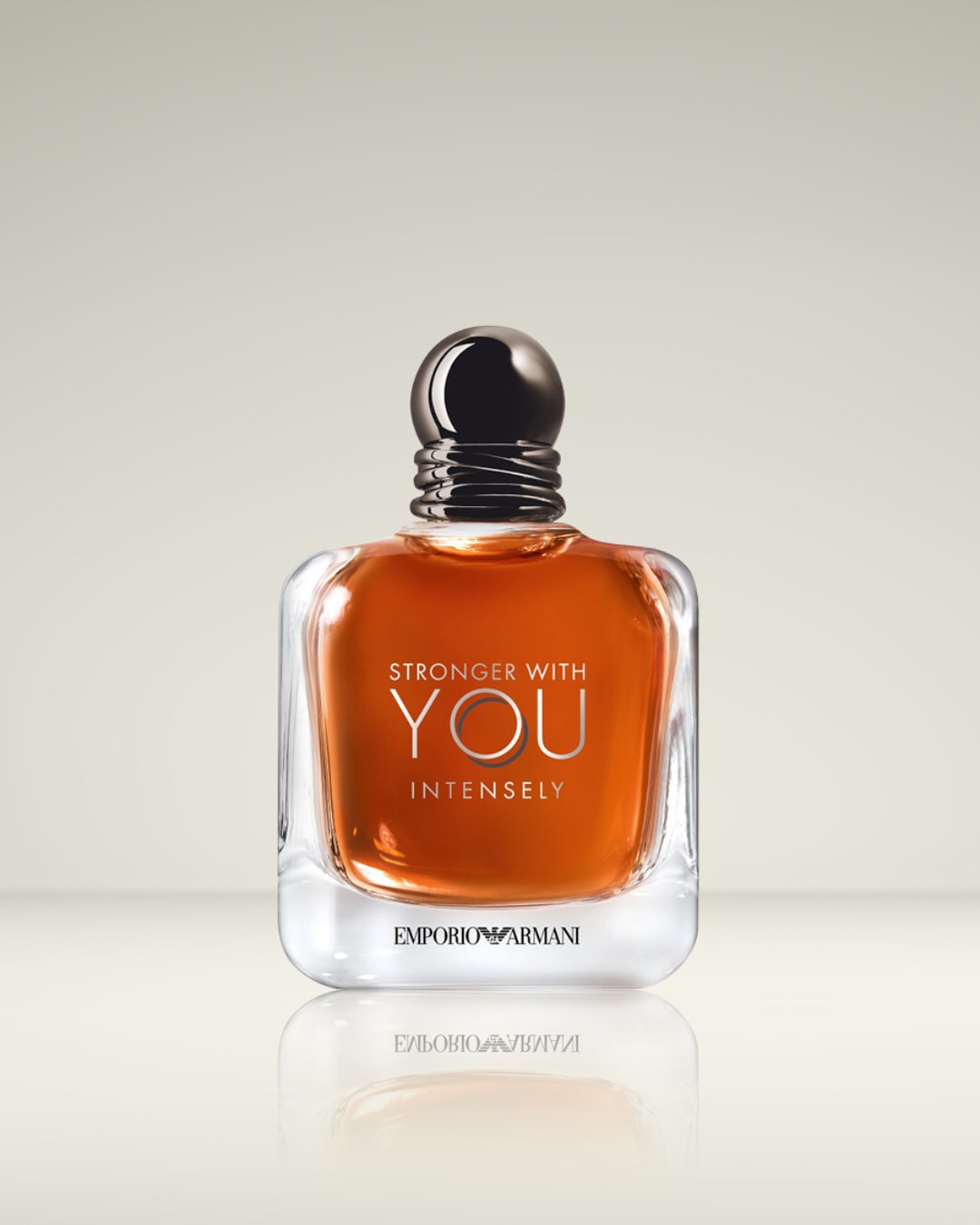 Emporio Armani Stronger With You Intensely is een vierkante parfumfles met een donkeroranje vloeistof en een zwarte, geribbelde dop, die elegantie en intensiteit uitstraalt.
