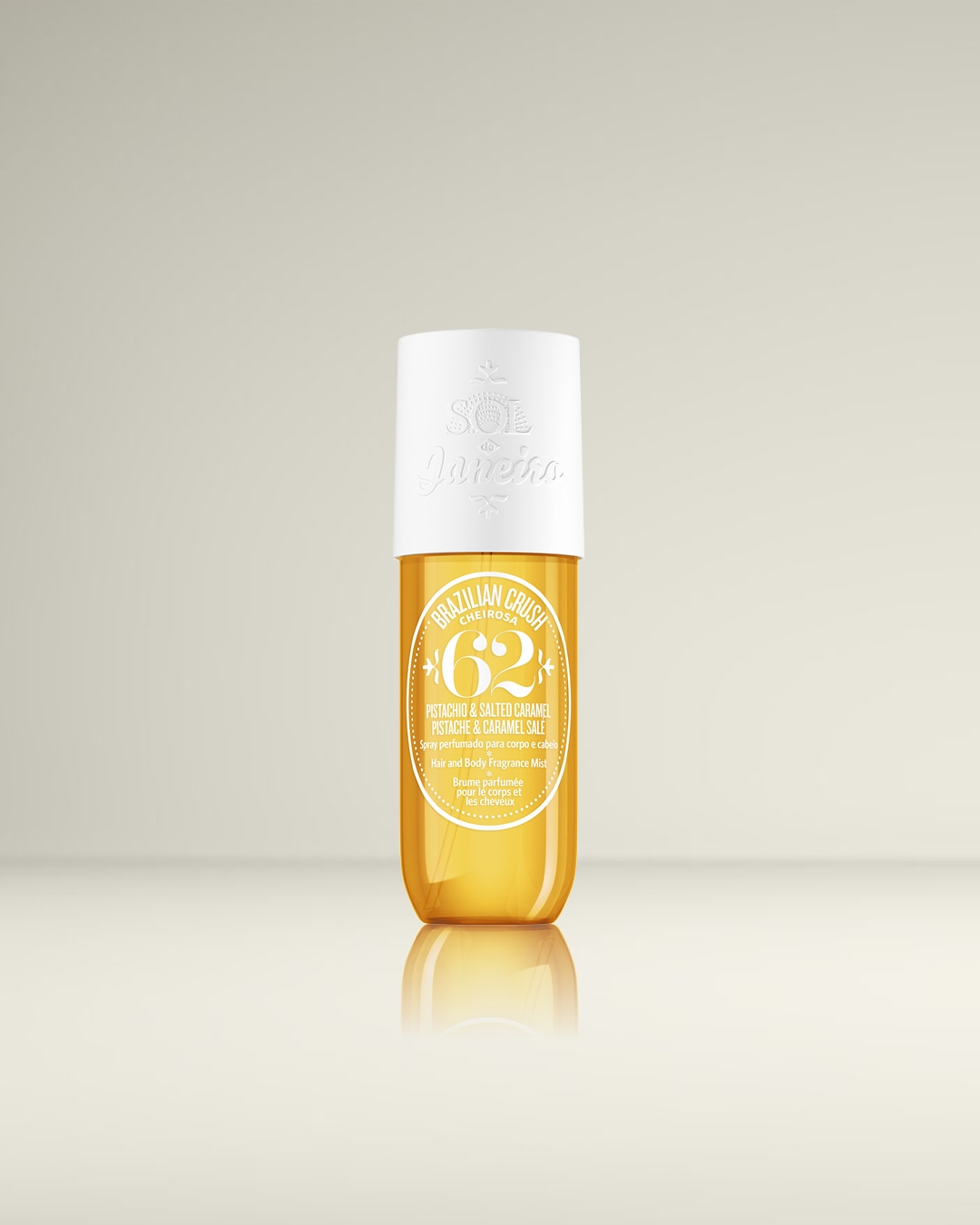 De Sol de Janeiro Brazilian Crush Cheirosa 62 Hair & Body Fragrance Mist is een oranje sprayflacon met een witte dop, verrijkt met de geur van pistache en gezouten karamel.