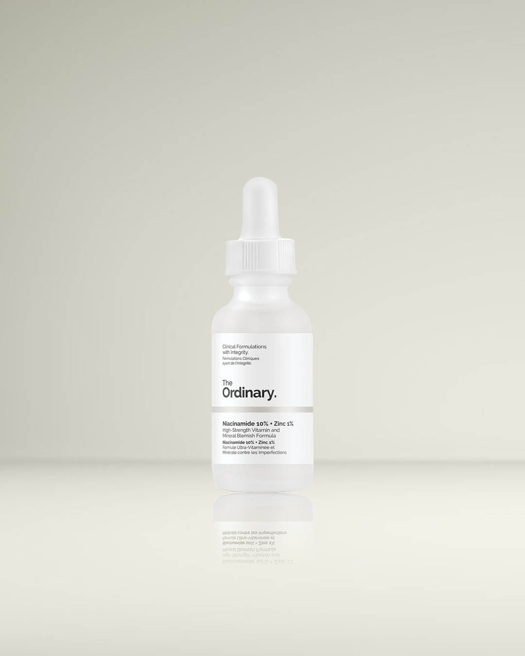De Ordinary Niacinamide 10% + Zink 1% is een krachtige vitamine- en minerale formule tegen huidimperfecties, verpakt in een witte flacon met een pipet.