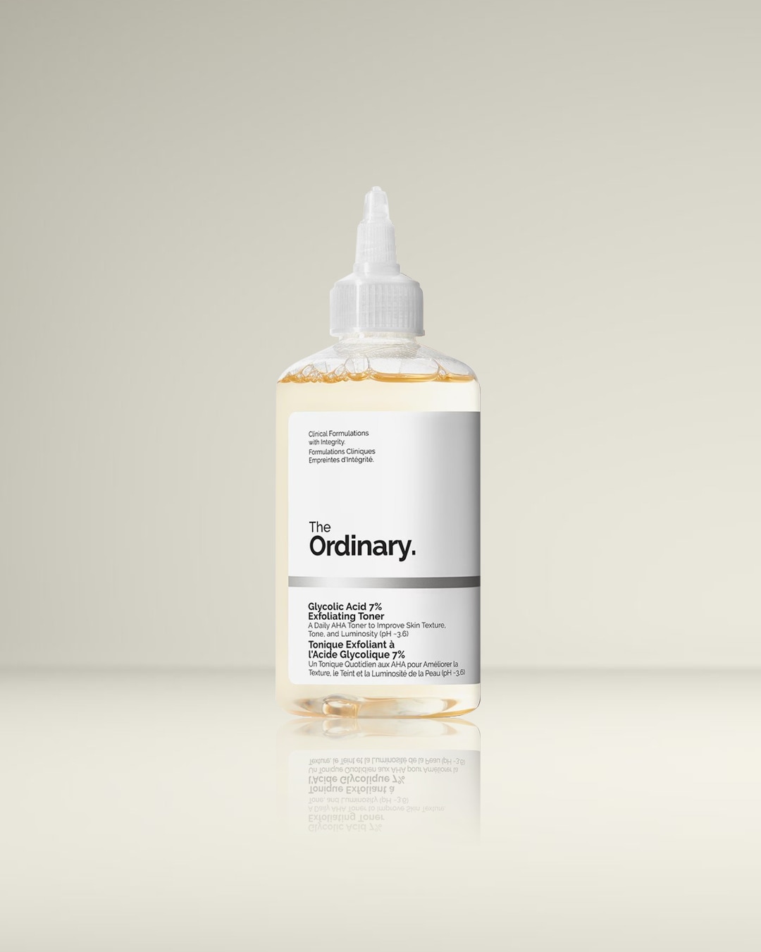 De The Ordinary Glycolic Acid 7% Exfoliating Toner in een transparante fles met witte dop, bevat een lichtgele vloeistof die de huidtextuur, teint en helderheid verbetert.