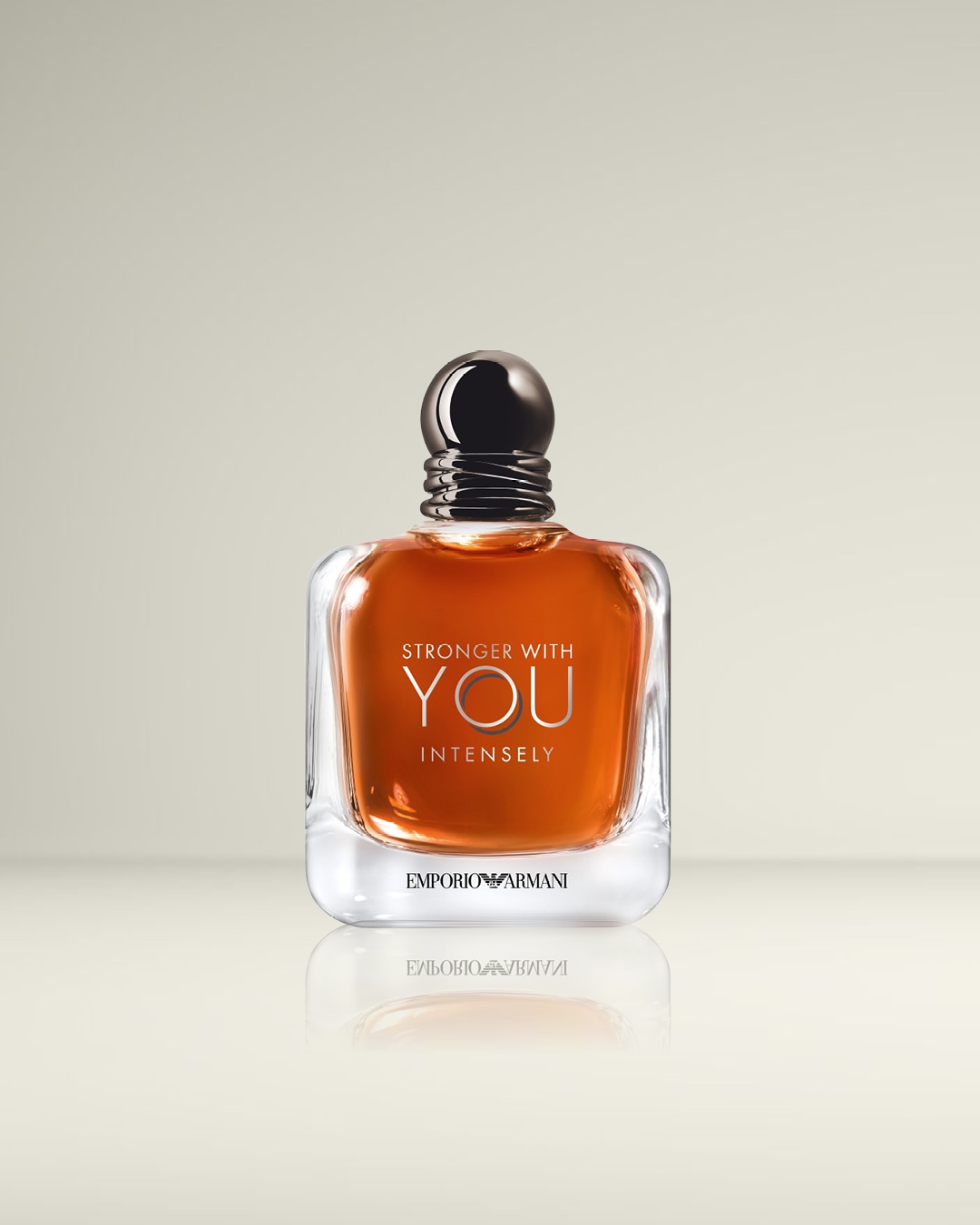 De Emporio Armani Stronger With You Intensely Eau de Parfum is een amberkleurige geur in een vierkante glazen flacon met een zwarte dop, perfect voor de moderne man.