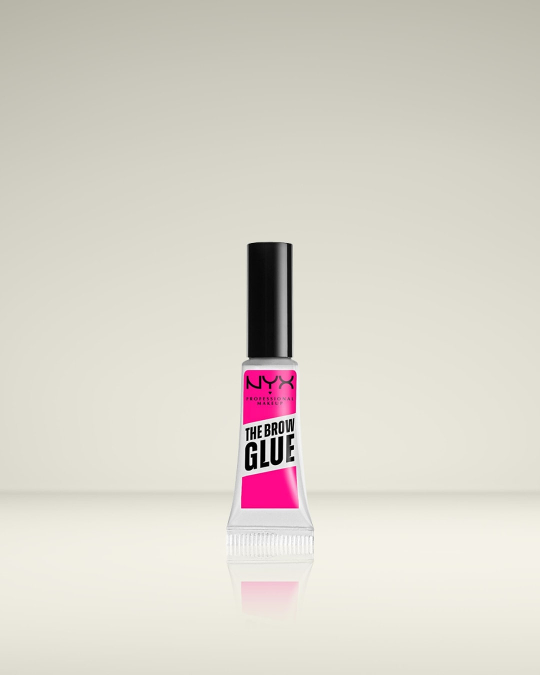 De NYX Professional Makeup The Brow Glue is een transparante wenkbrauwgel in een witte tube met een felroze etiket en zwarte letters, die je wenkbrauwen de hele dag in model houdt.