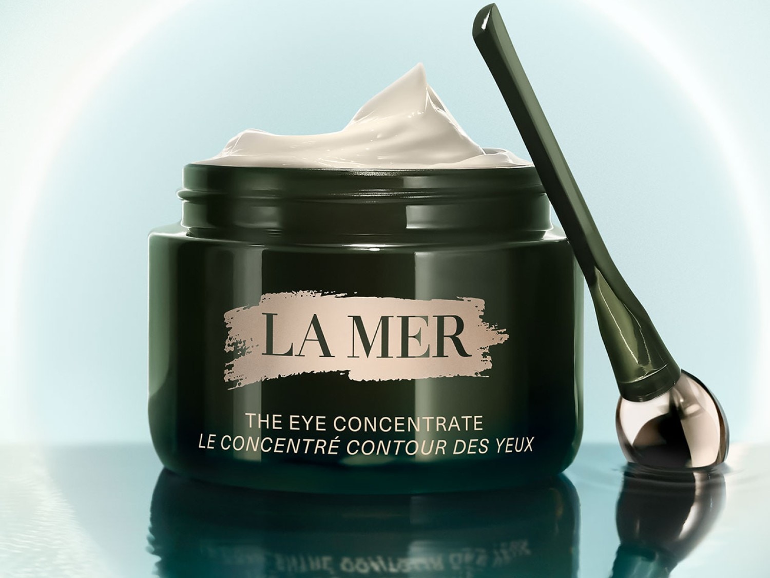 Krem pod oczy La Mer The Eye Concentrate w ciemnozielonym słoiczku z aplikatorem, oferujący intensywną pielęgnację delikatnej skóry wokół oczu.