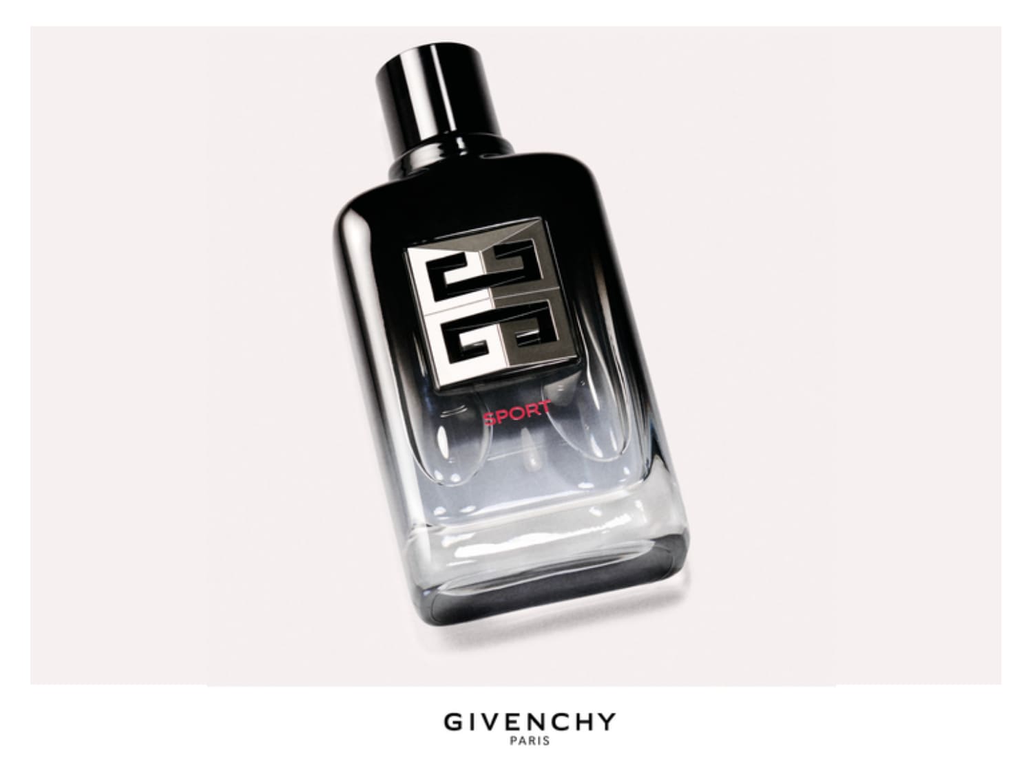 De Givenchy Sport-geur is verpakt in een strakke, glazen fles met een zwarte dop en een zilverkleurig logo, perfect voor de moderne man.
