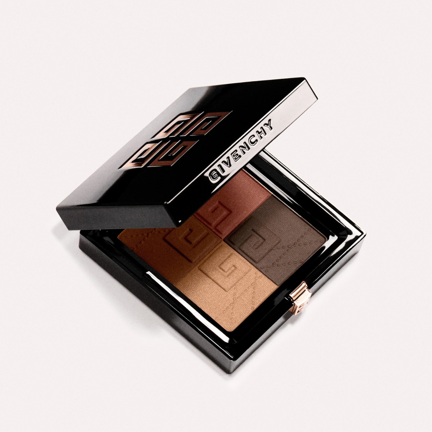 Geopend zwart Givenchy oogschaduwdoosje met vier aardetinten, van lichtbruin tot donkerbruin, voor een natuurlijke en verfijnde oogmake-up.