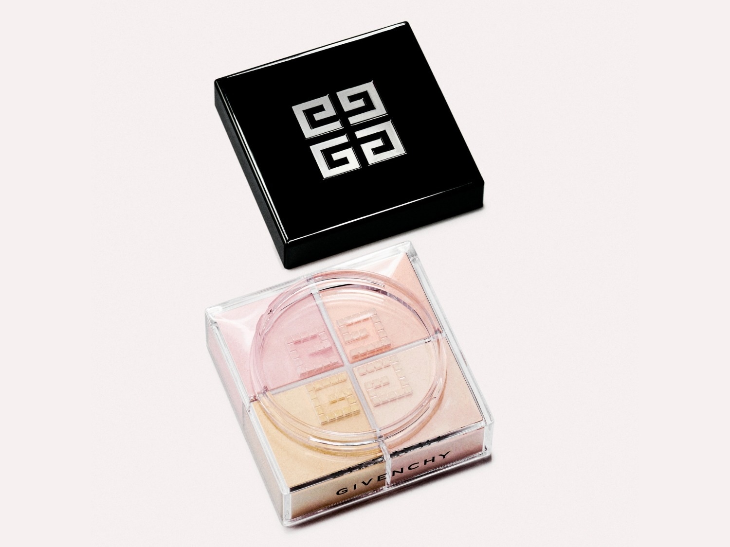 Geef je huid een prachtige gloed met Givenchy Prisme Libre, een gezichtspoeder met vier zachte pasteltinten in een transparante doos met een zwarte deksel.