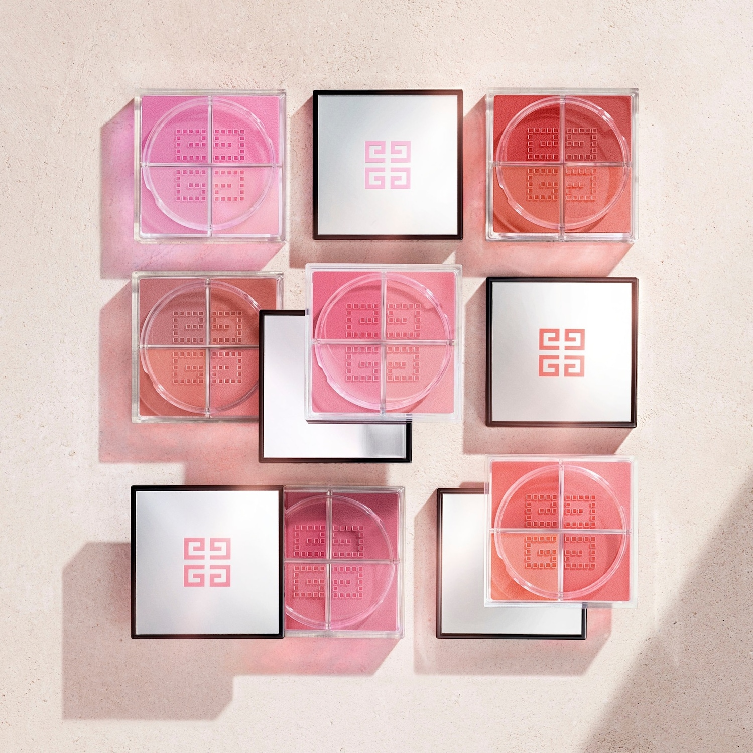 Een verzameling Givenchy blushers in verschillende roze en perzikkleurige tinten, gepresenteerd in strakke, vierkante verpakkingen met het iconische logo.