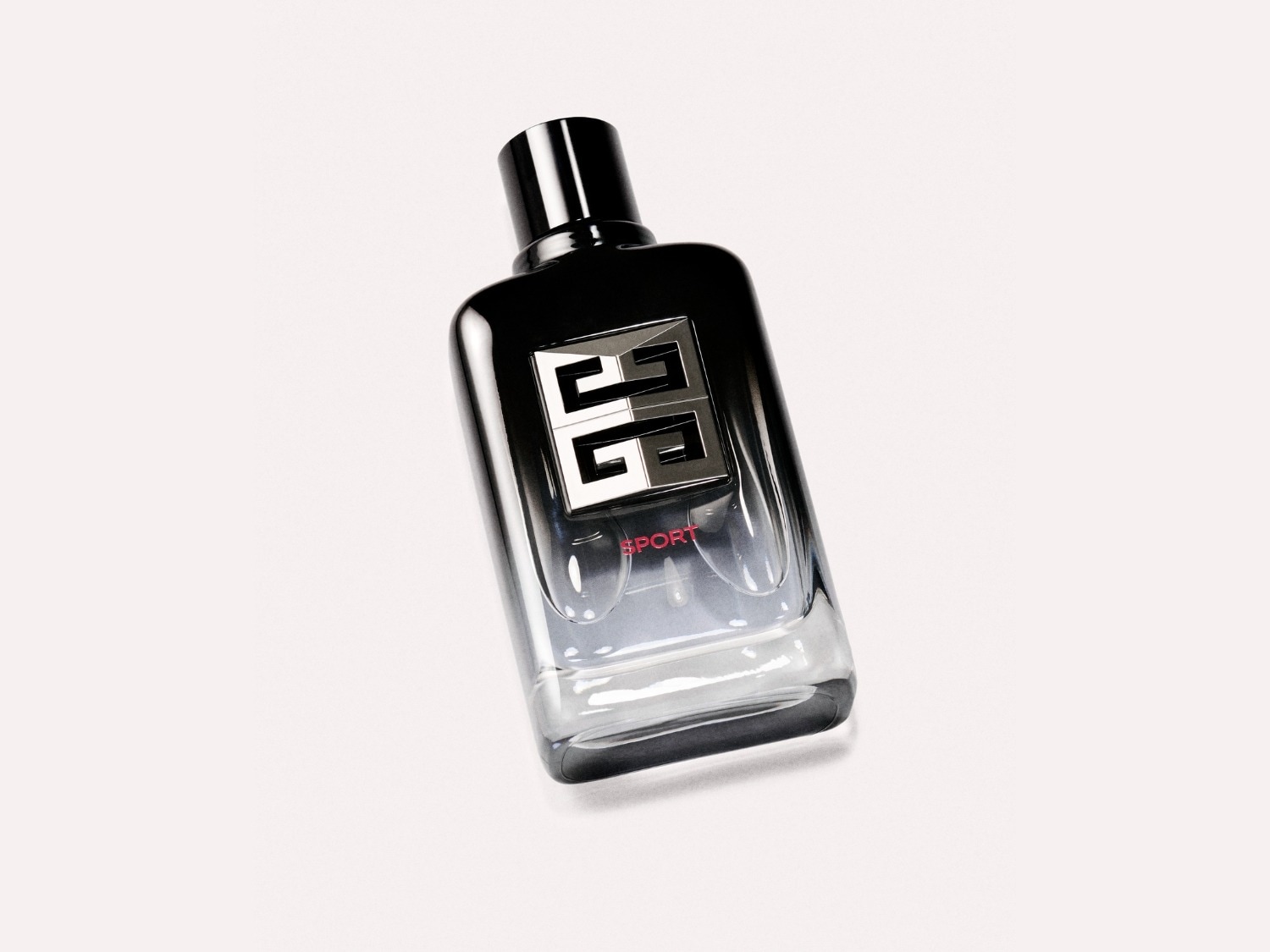 GIVENCHY pour Homme Sport eau de toilette in een heldere glazen fles met een zwarte dop en een zilveren logo.