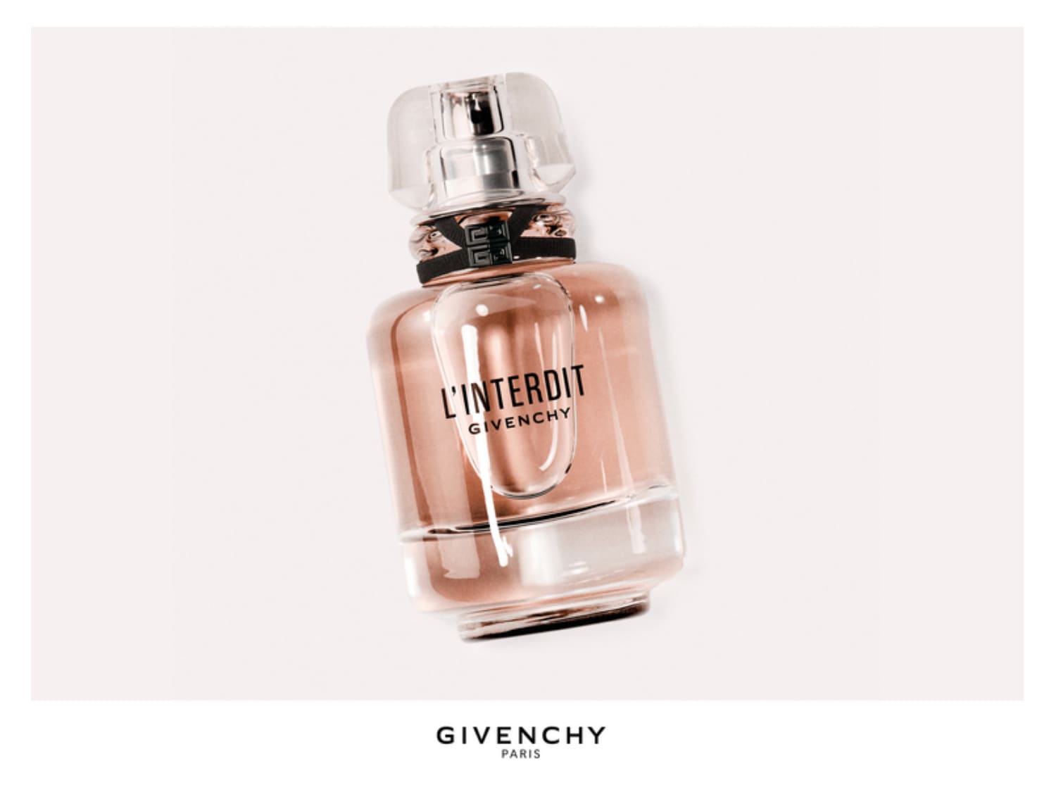 De Givenchy L'Interdit eau de parfum is een elegante geur in een transparante fles met een zwarte band om de hals, perfect voor de moderne vrouw.