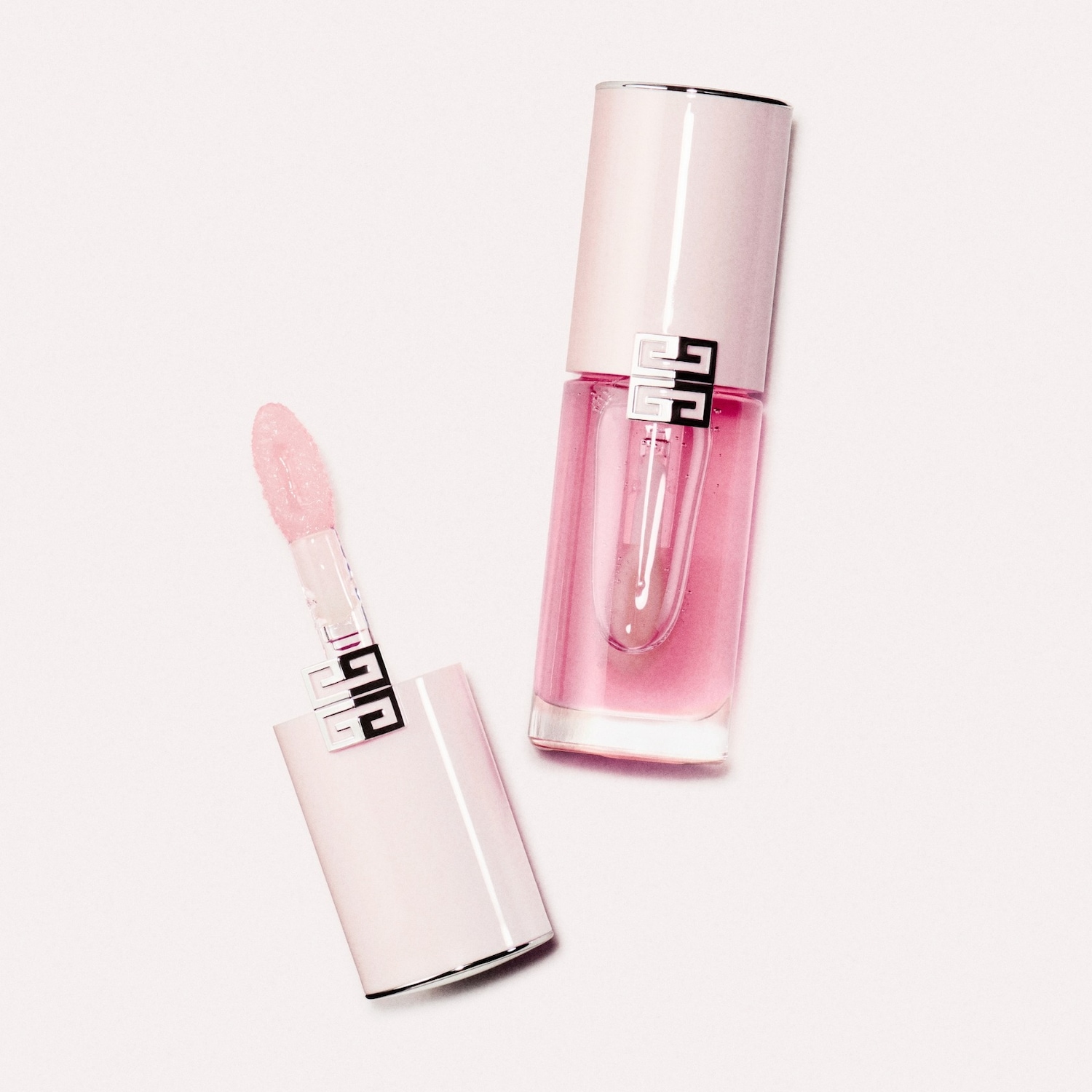Roze lipgloss van Givenchy met een zachte textuur en een applicator voor een gelijkmatige glans.