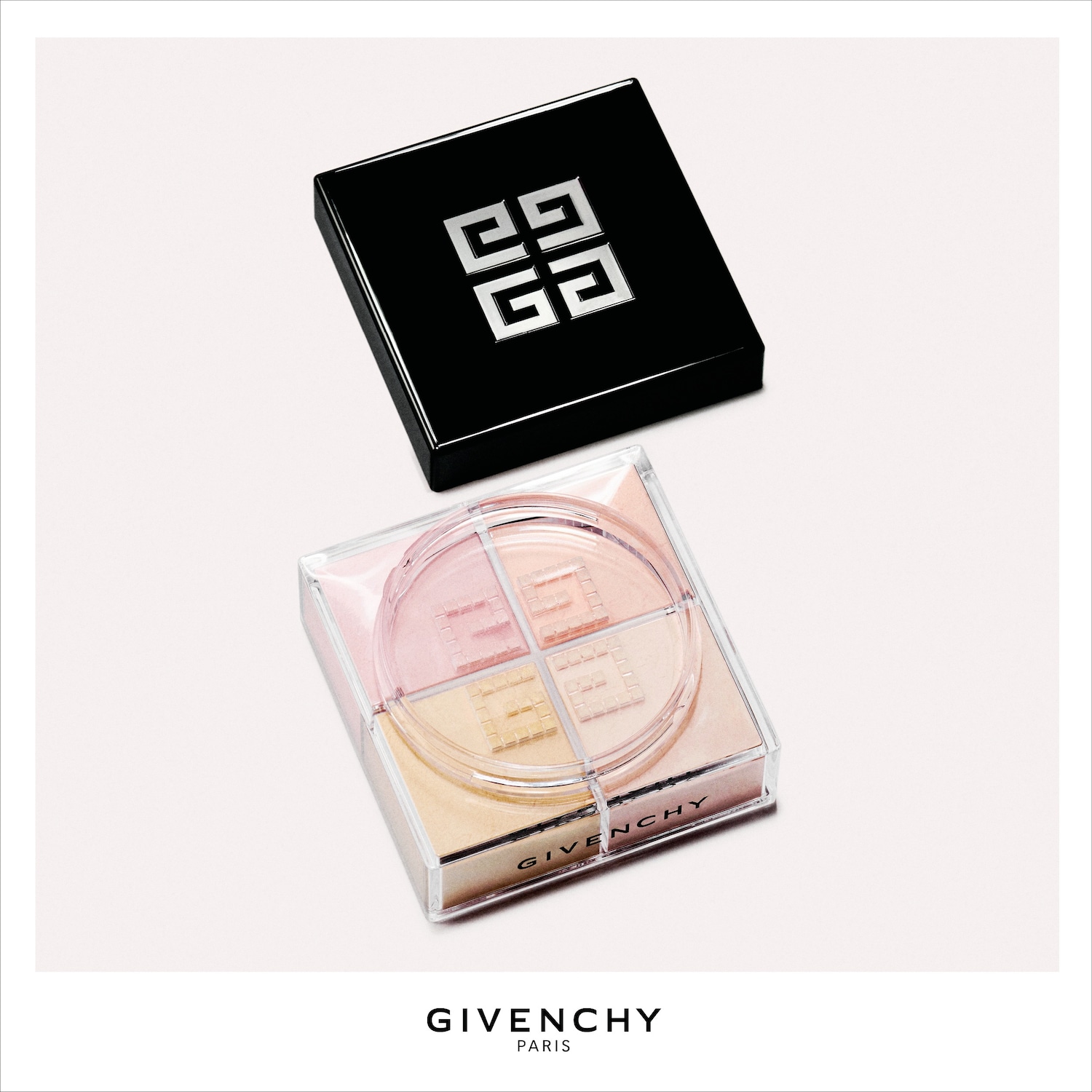 De Givenchy Prisme Libre Pressed Powder in een transparante verpakking met vier pastelkleurige poeders, vergezeld van een zwarte compact met het Givenchy-logo.