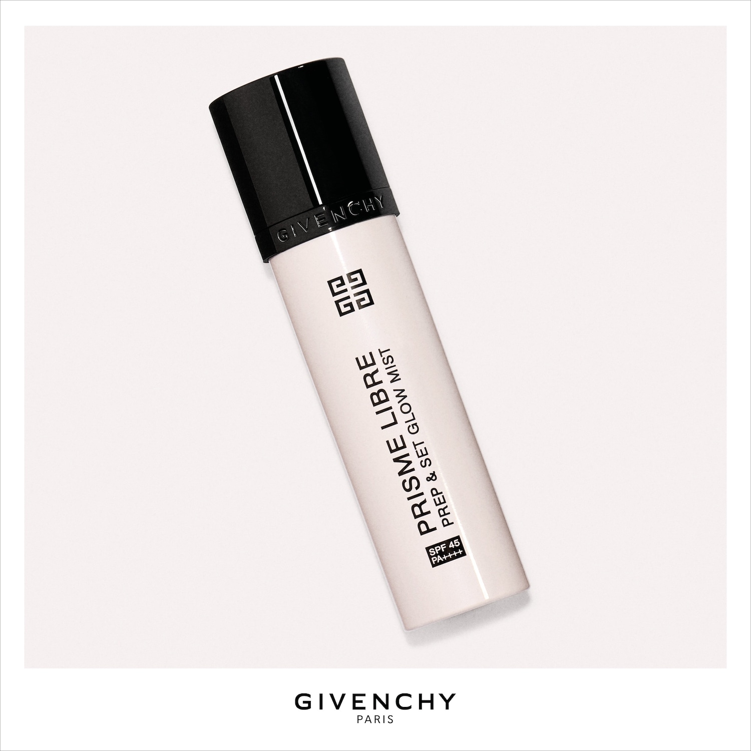 De Givenchy Prisme Libre Prep & Set Glow Mist met SPF 45 PA++++ is een lichtroze sprayflacon met een zwarte dop, ideaal voor een stralende huid en bescherming tegen de zon.