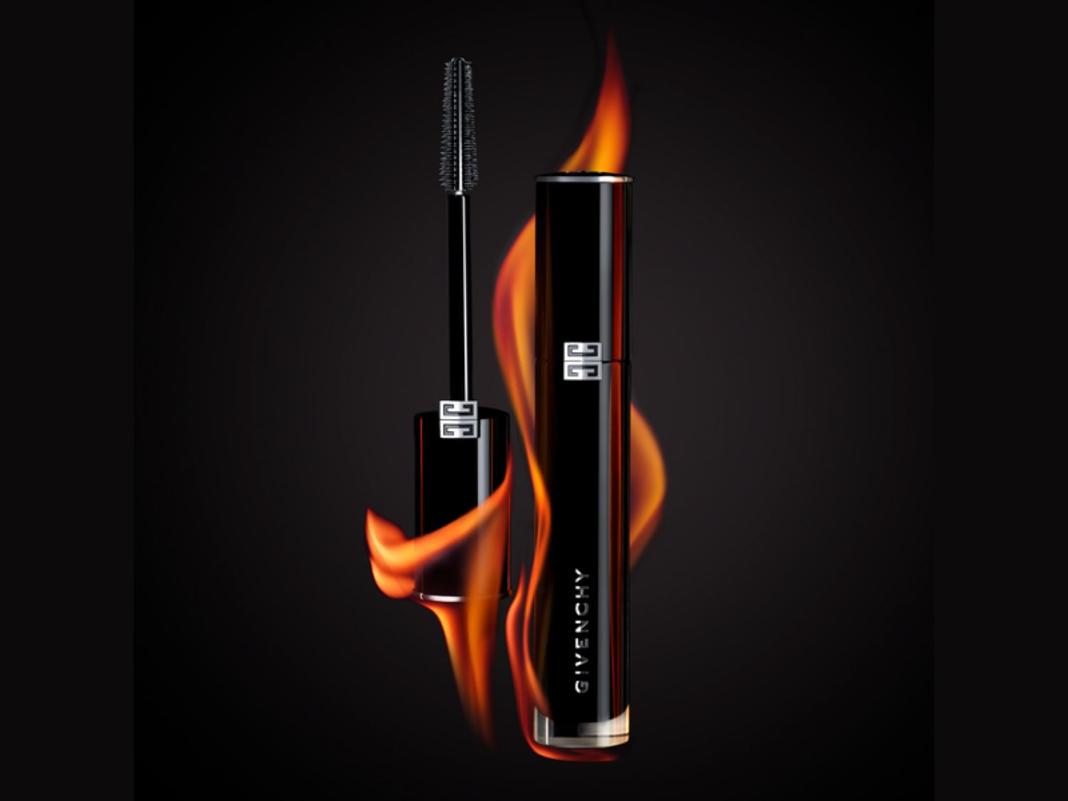 De Givenchy mascara in een zwarte verpakking met vlammen op de achtergrond, voor intense en verleidelijke wimpers.