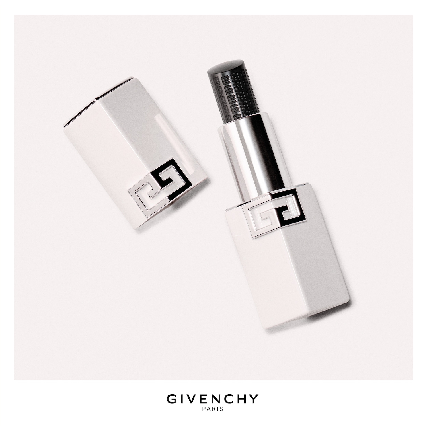 De Givenchy Le Rouge Interdit Baume is een hydraterende lippenbalsem in een witte, zeshoekige huls met een zilverkleurig Givenchy-logo, en de zwarte balsem is versierd met het Givenchy-logo.