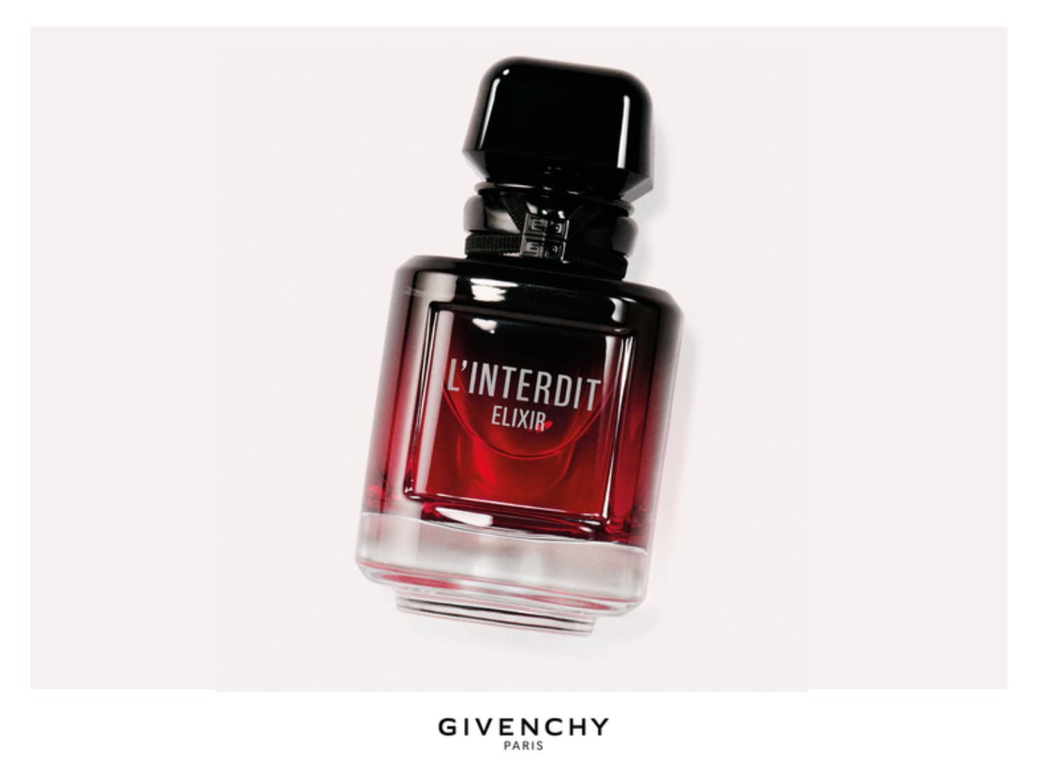De Givenchy L'Interdit Elixir parfumfles is een elegante mix van rood en zwart, met een transparante basis die de dieprode vloeistof onthult, en een glanzende zwarte dop die de luxe uitstraling compleet maakt.