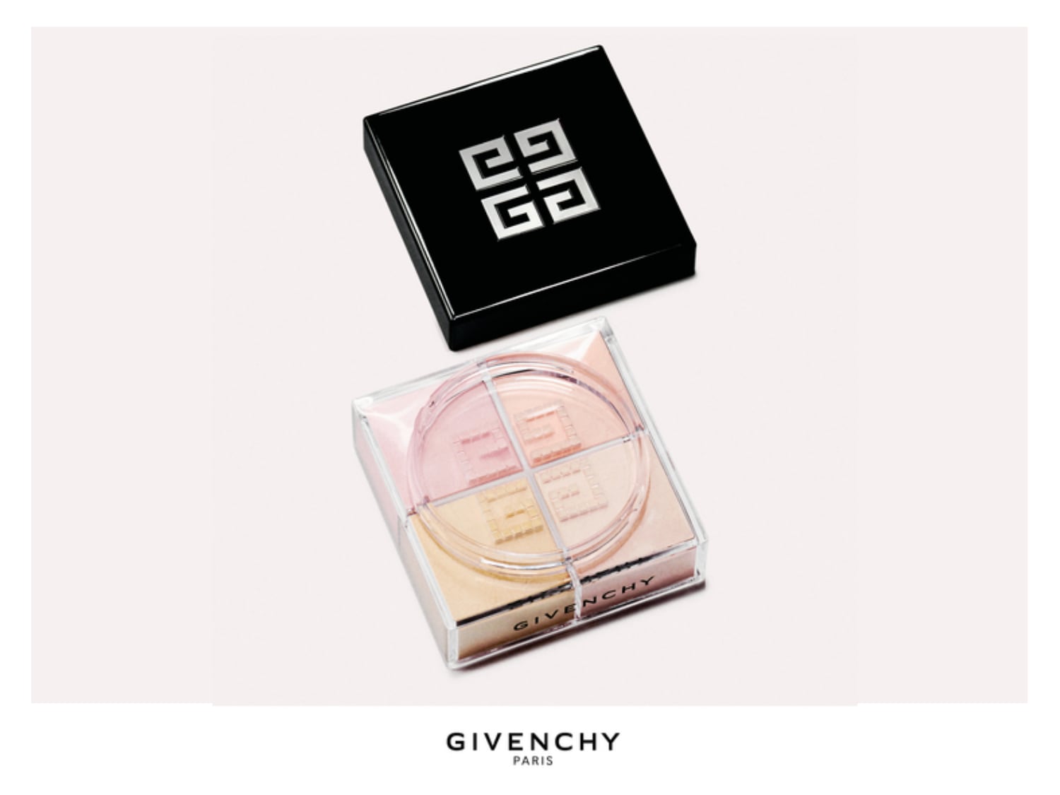 De Givenchy Prisme Libre Pressed Powder in een transparant vierkant doosje met vier pastelkleurige poeders, vergezeld van een zwart doosje met het zilveren Givenchy-logo.
