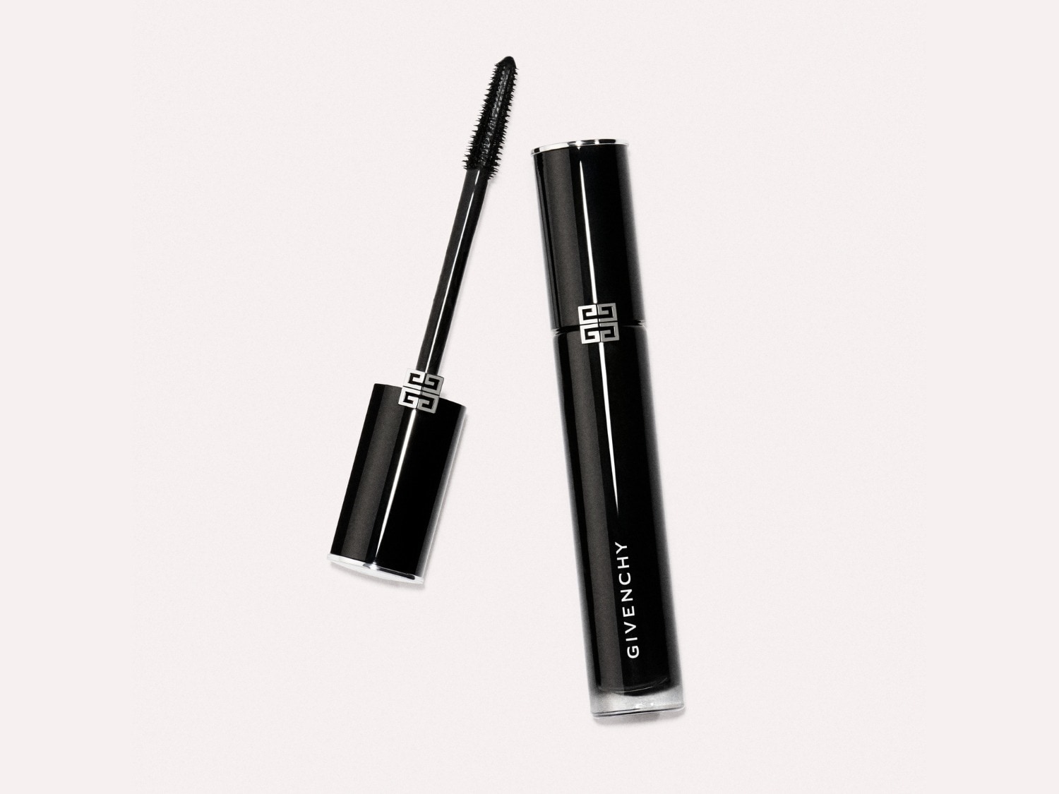 De zwarte Givenchy mascara met een zilveren logo op de verpakking en een borsteltje om de wimpers te accentueren.