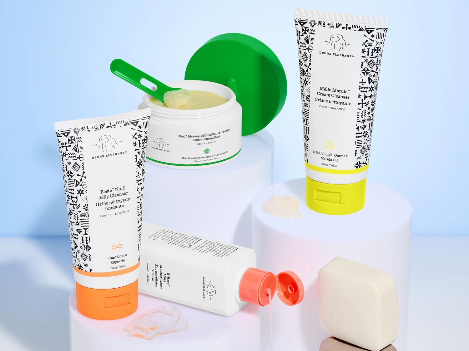 Drunk Elephant huidverzorgingscollectie met Mello Marula crème reiniger, Slaai make-up smeltende boter reiniger, en Beste No. 9 gelei reiniger.
