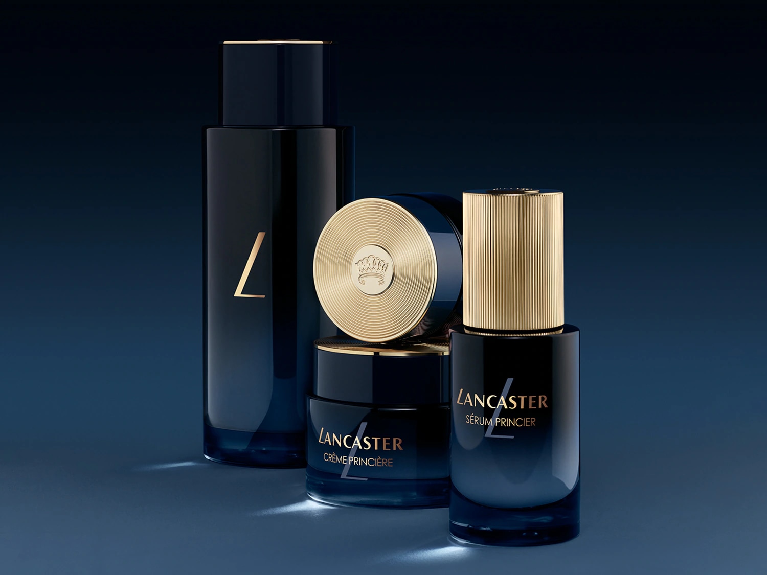 Ontdek de Lancaster Crème Princier lijn, bestaande uit een gezichtscrème, serum en lotion, verpakt in elegante blauwe en gouden flacons.