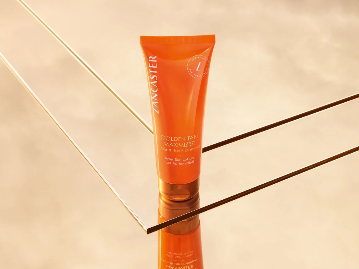 Een oranje tube Lancaster Golden Tan Maximizer After Sun Lotion, die belooft je bruine kleur een maand langer te behouden.