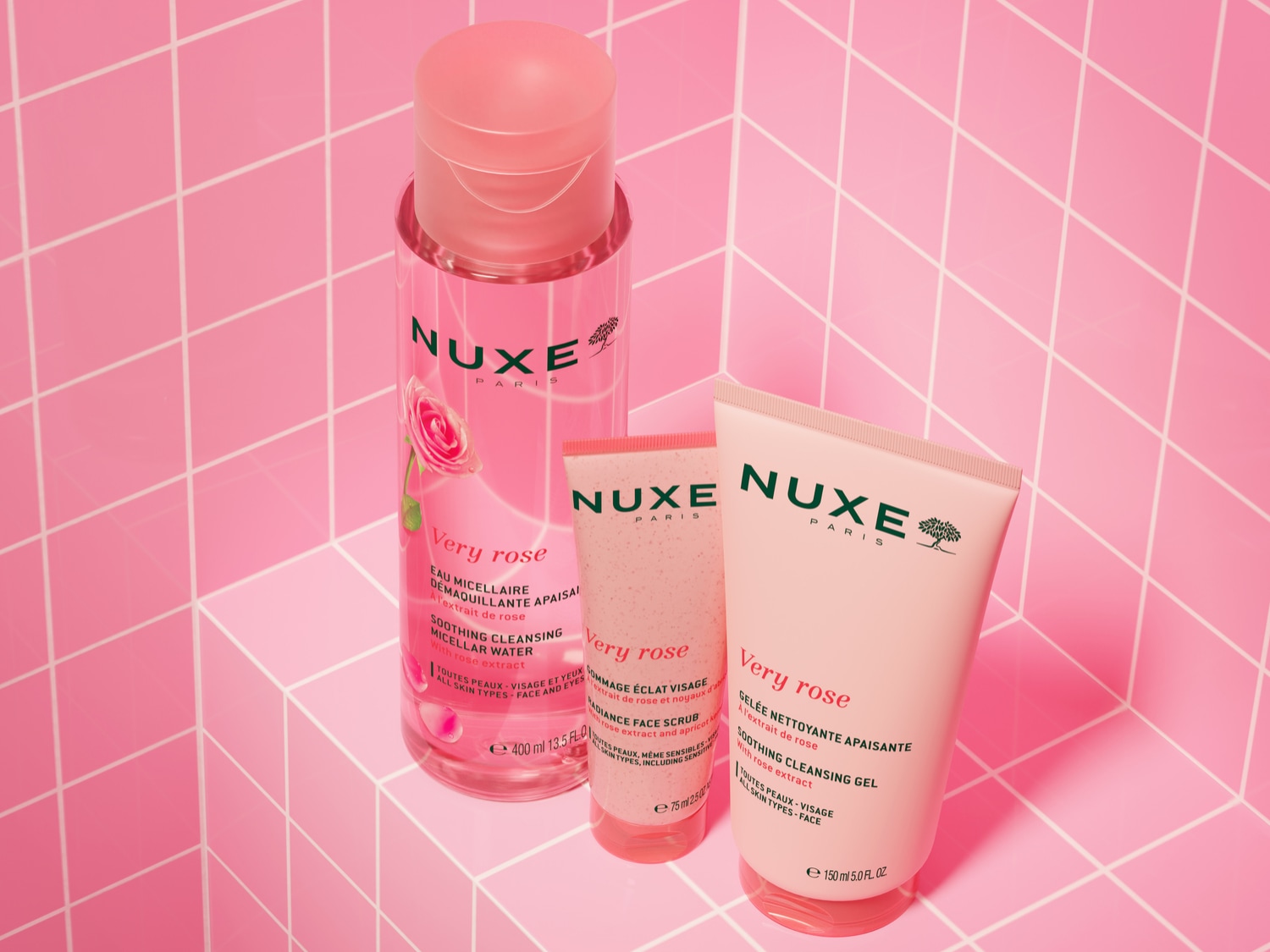 Die Nuxe Very Rose-Kollektion mit Mizellenwasser, dem Very Rose Radiance Gesichtspeeling und dem Very Rose Soothing Reinigungsgel
