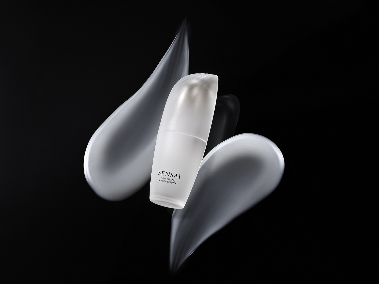 Frasco branco de essência protetora Sensai Comforting Barrier Essence, com duas pinceladas de creme branco ao fundo, sobre um fundo preto.