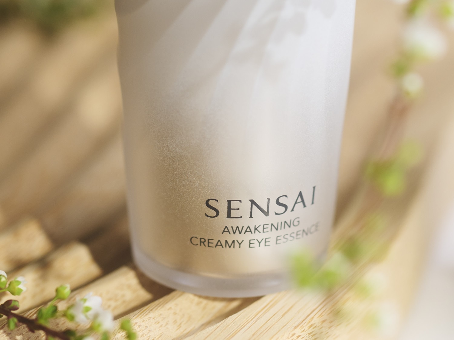 O frasco fosco de Sensai Awakening Creamy Eye Essence promete um despertar para os seus olhos.