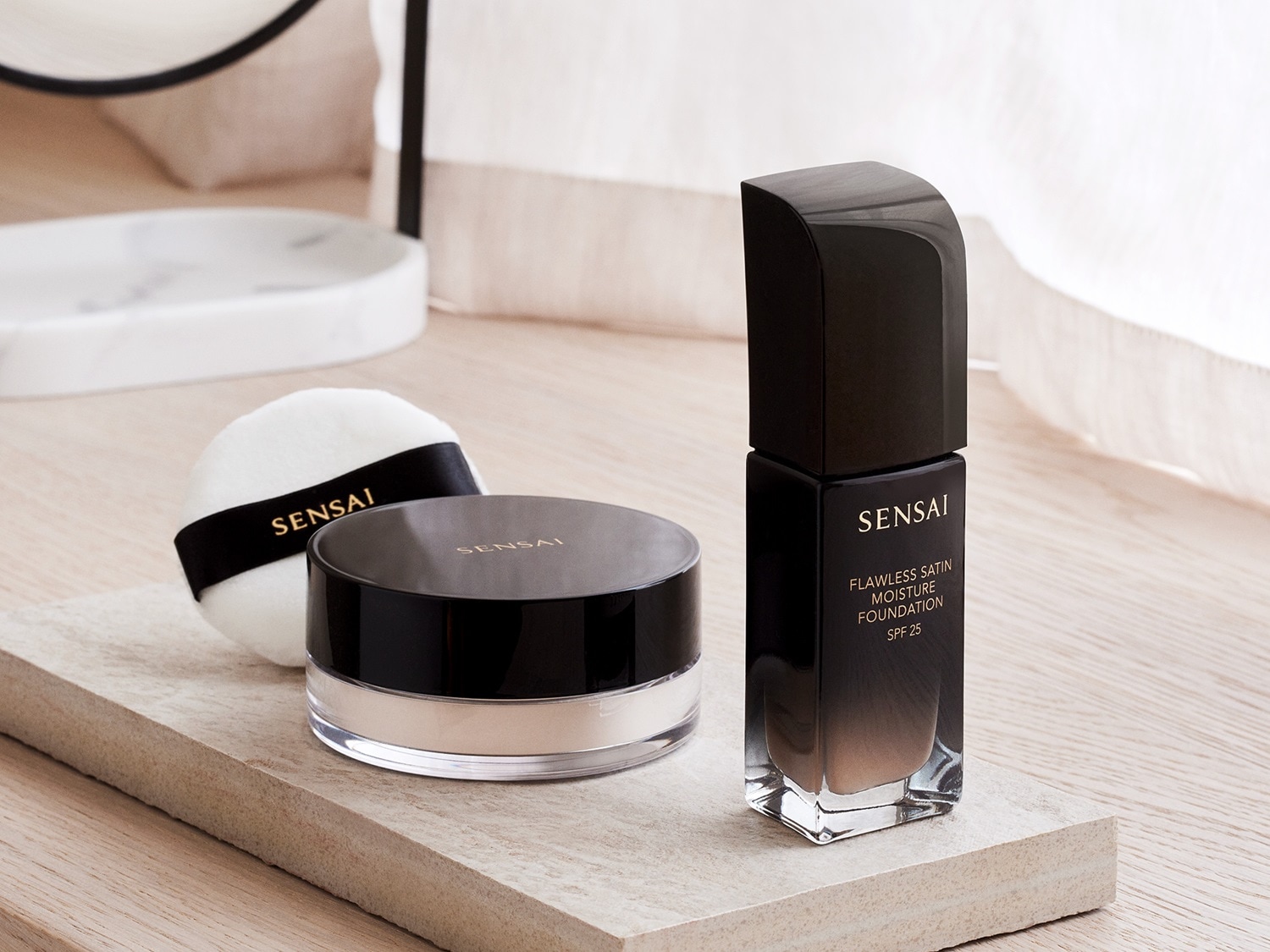 Puder i podkład Sensai Flawless Satin Moisture Foundation SPF 25 zapewniają nieskazitelne, satynowe wykończenie i nawilżenie.