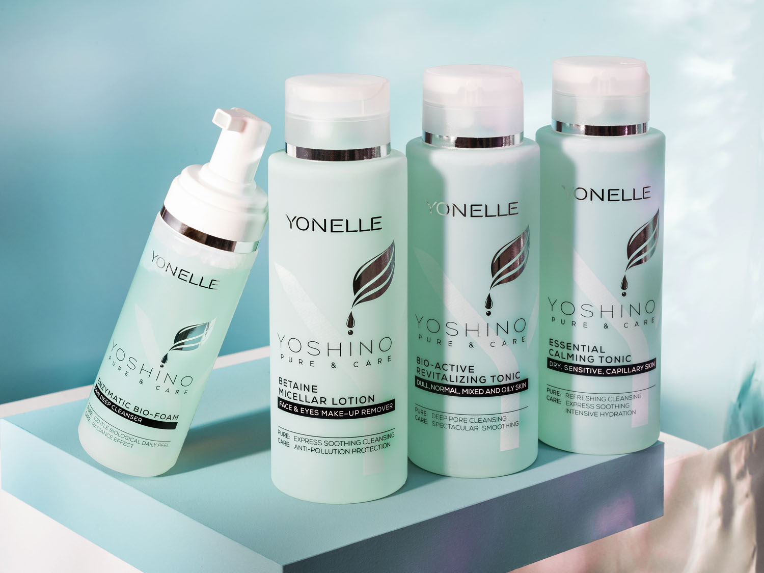 A Yonelle Yoshino termékcsaládja: enzimes biohab, micellás lotion, revitalizáló és nyugtató tonikok világoskék, ezüst és fehér csomagolásban.