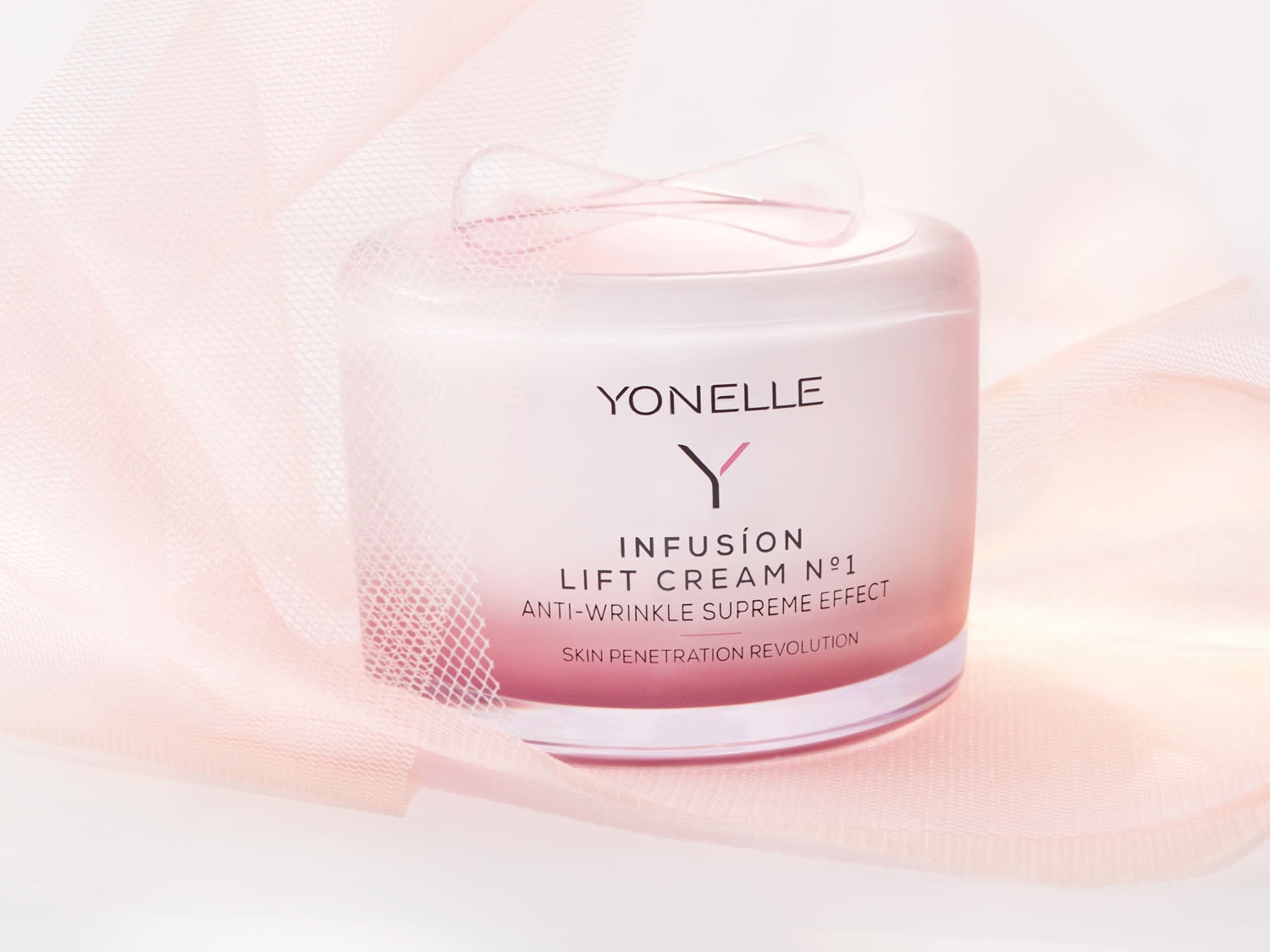 A Yonelle Infusion Lift Cream N°1 egy rózsaszín tégelyben, amely ránctalanító hatású és a bőrbe való behatolást segíti elő.
