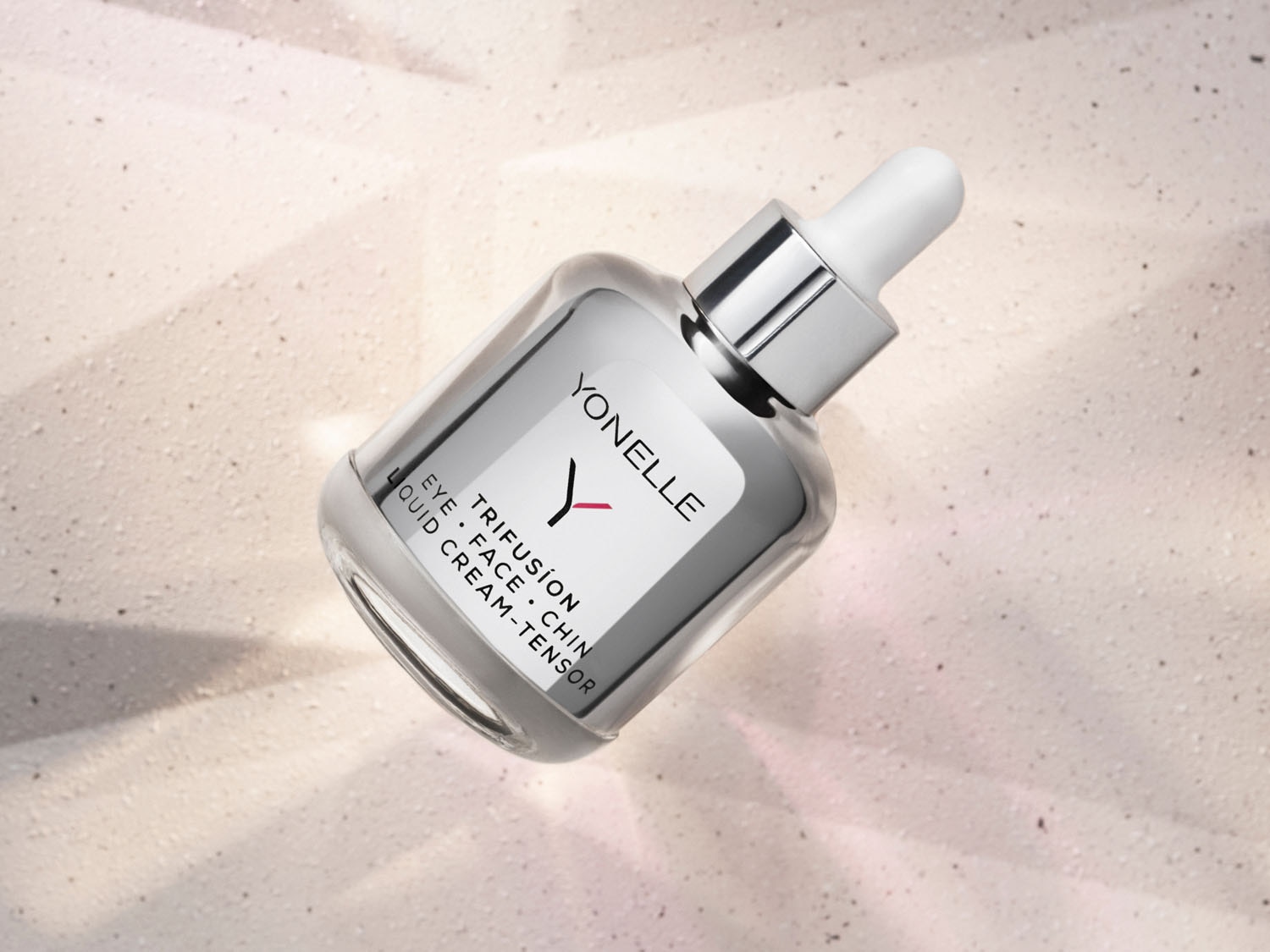 Ezüst színű YONELLE Trifusion folyékony krém-tenzor üvegben, fehér pipettával, szemre, arcra és állra.
