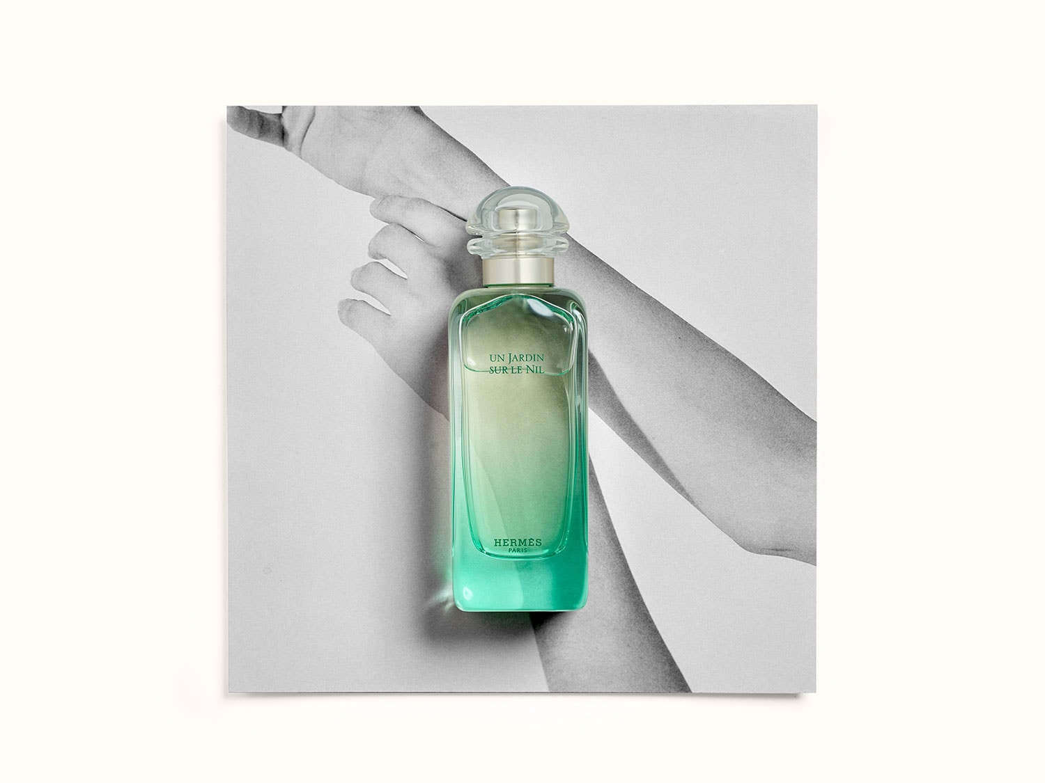 Découvrez Un Jardin sur le Nil d'Hermès, un parfum frais et lumineux dans un flacon en verre dégradé vert et jaune, évoquant une oasis luxuriante.