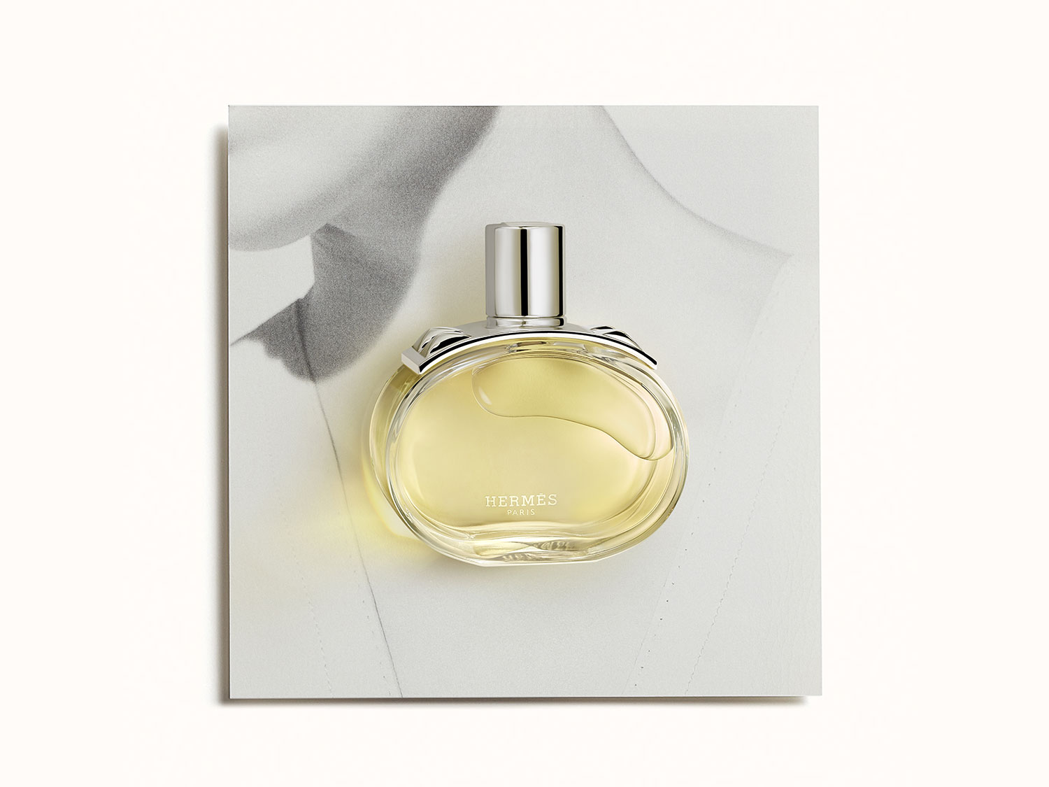 Découvrez le parfum Un Jardin Sur Le Toit d'Hermès, une fragrance lumineuse et fraîche dans un flacon rond et élégant.