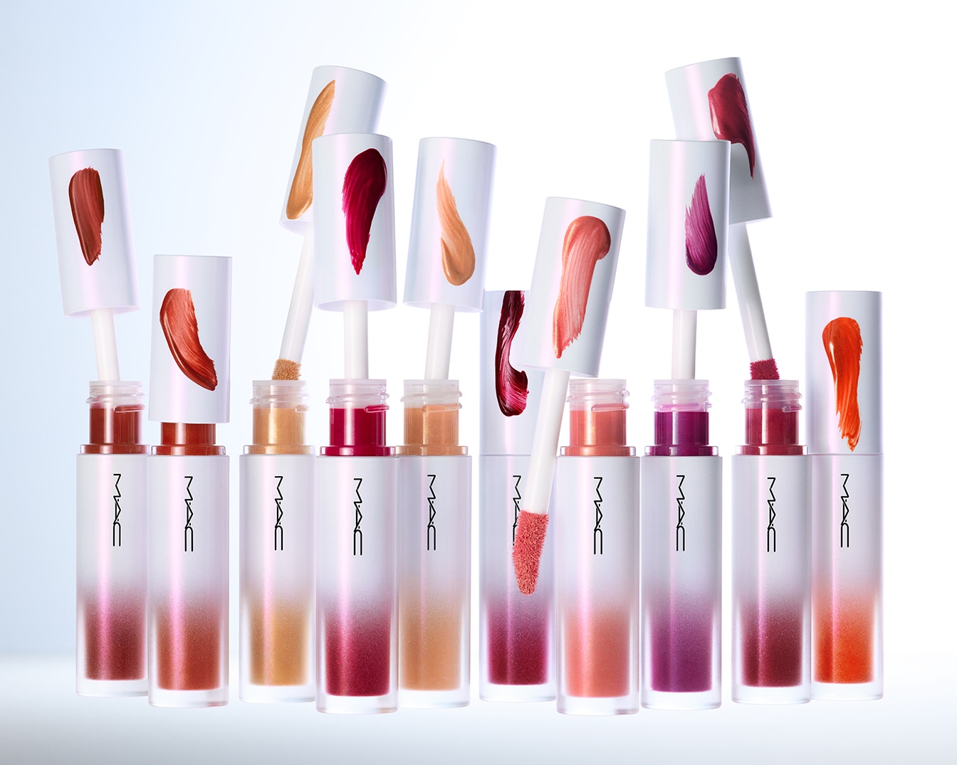 Découvrez la collection de brillants à lèvres MAC dans une gamme de teintes éclatantes, présentés dans des tubes élégants avec des applicateurs pratiques.