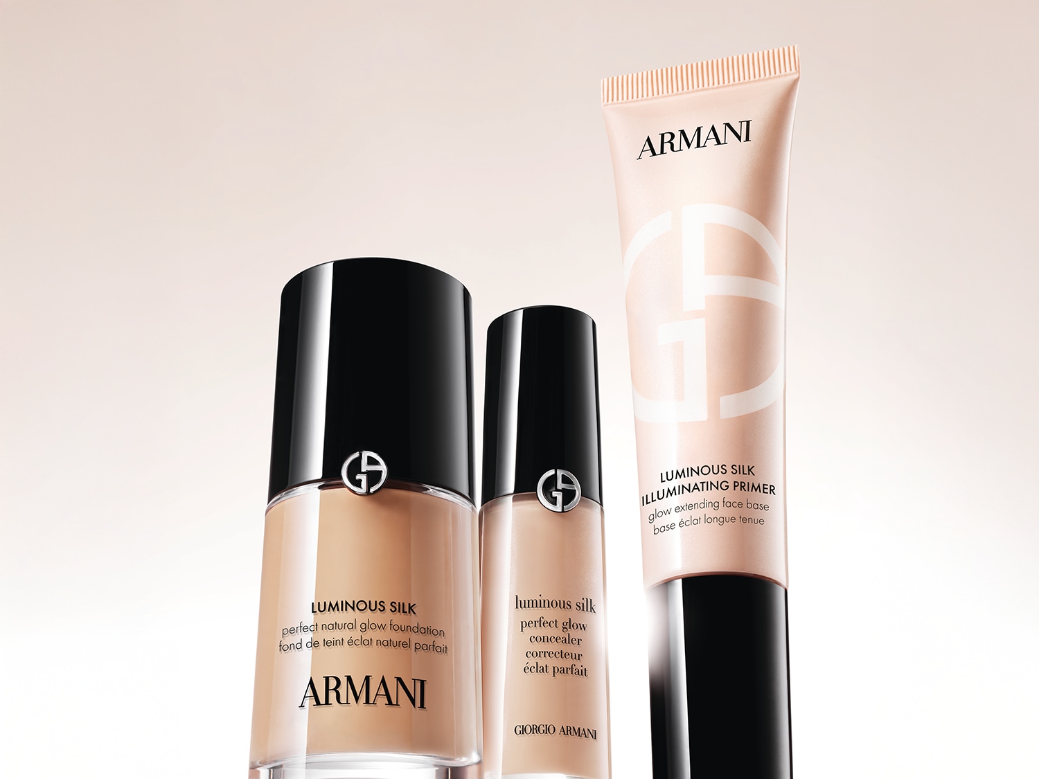 Kolekcja Armani Luminous Silk obejmuje podkład zapewniający naturalny blask, korektor rozświetlający i bazę pod makijaż, które zapewniają nieskazitelne wykończenie.